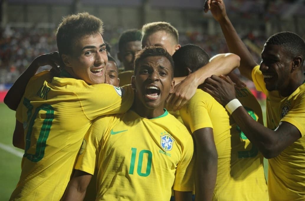 Jogadores da seleção brasileira comemoram gol marcado por Rodrygo