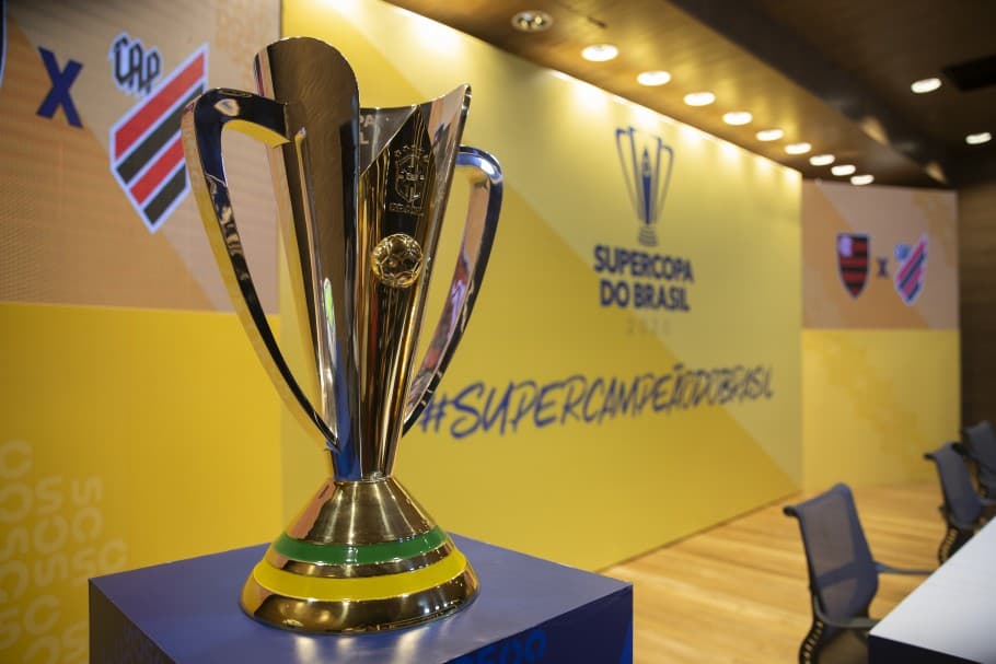 A taça em jogo na manhã deste domingo