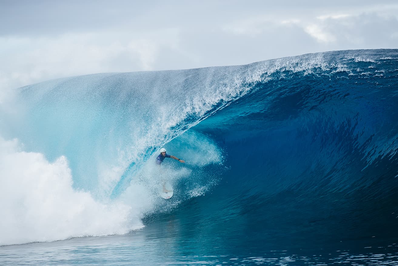 O australiano Owen Wright, vencedor de etapa da WSL no Taiti, surfou as temidas ondas de Teahupoo de capacete