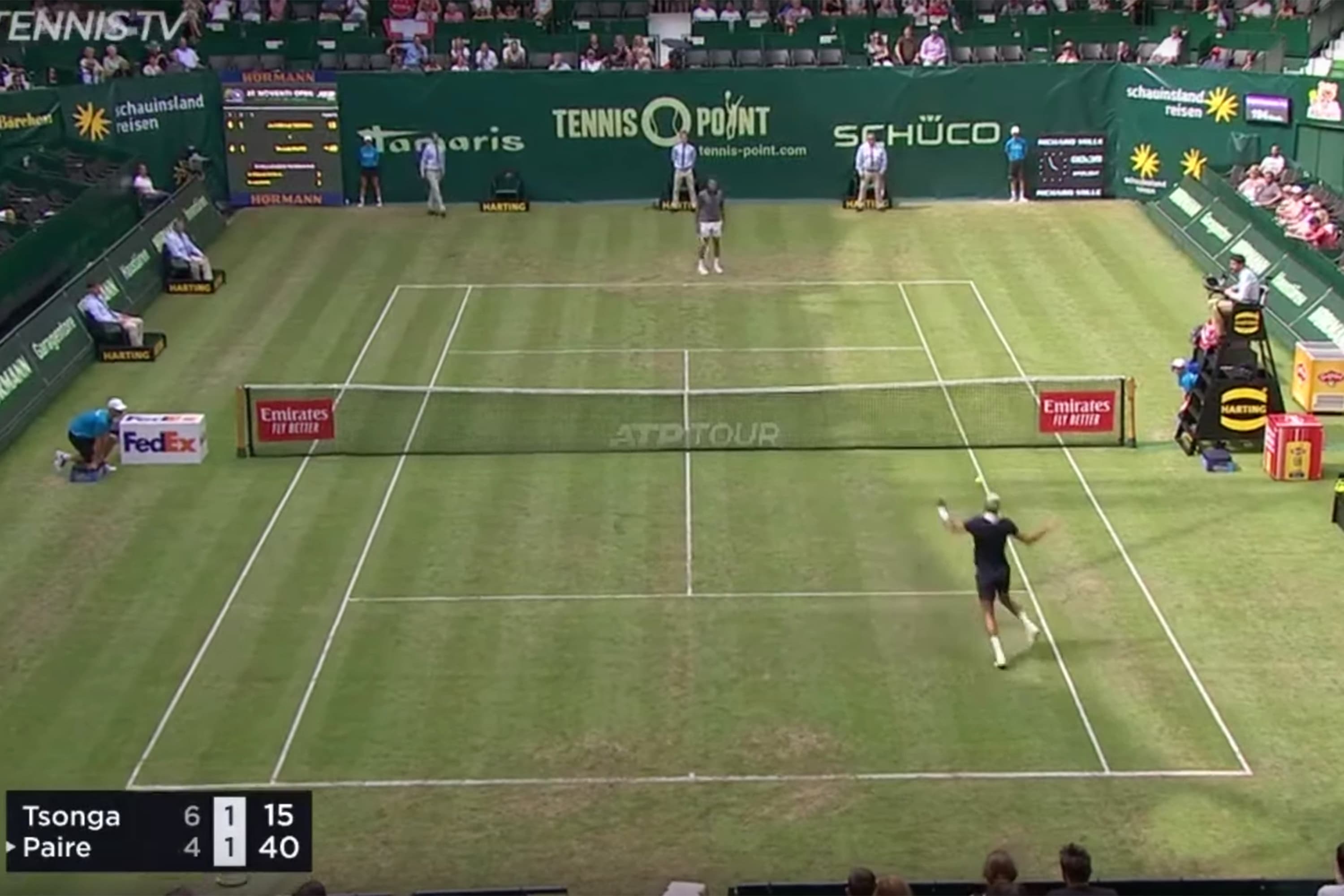 O tênista Benoite Paire dá um voleio na bola após jogar “altinha” com o adversário Jo-Wilfried Tsonga, durante a partida válida pelo ATP 500 de Halle, na Alemanha.