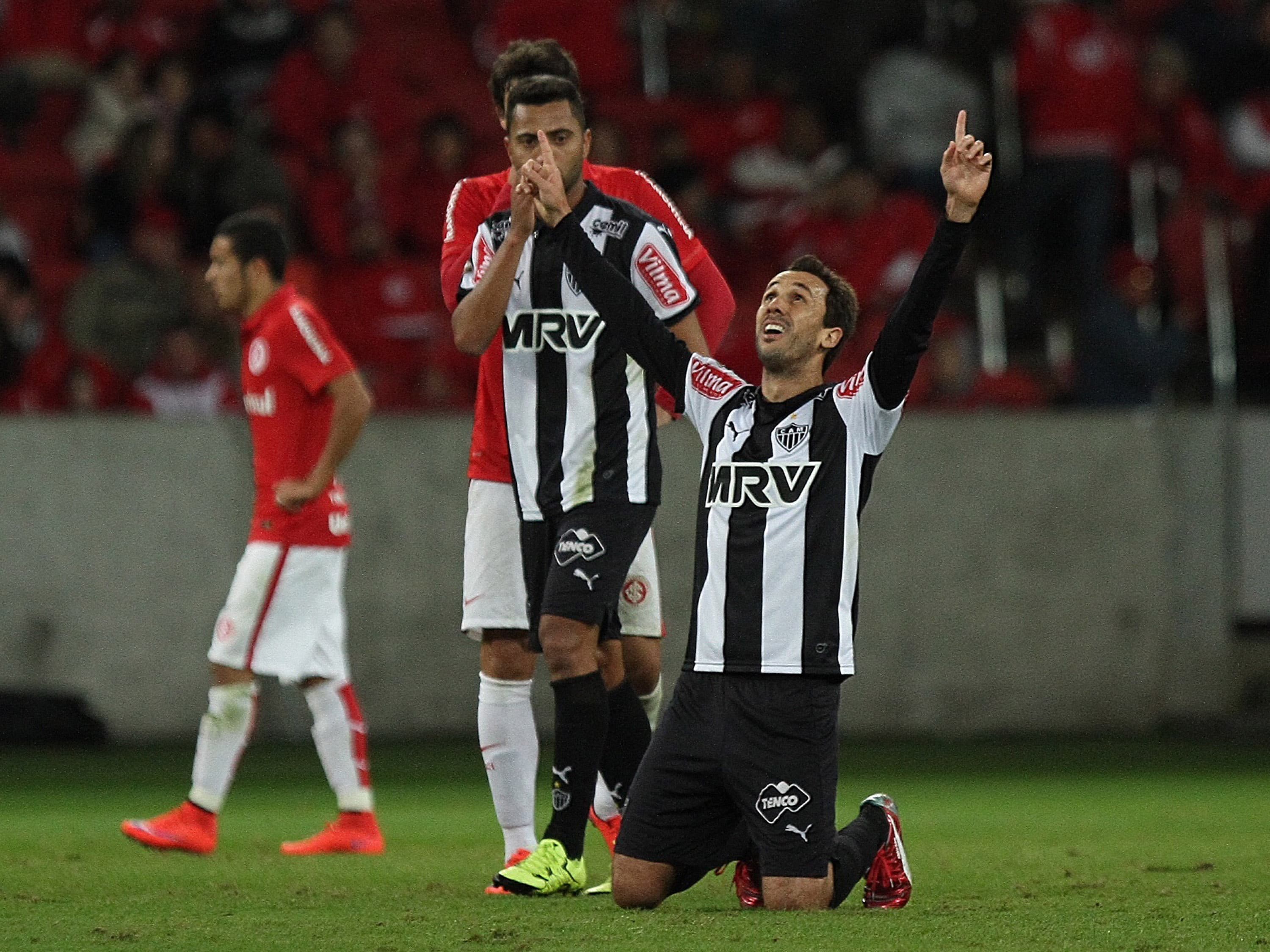 Thiago Ribeiro, do Atlético-MG, faz gol em partida contra Internacional pela 11ª rodada do Campeonato Brasileiro de Futebol 2015 no estádio do Beira-Rio, em Porto Alegre (RS)
