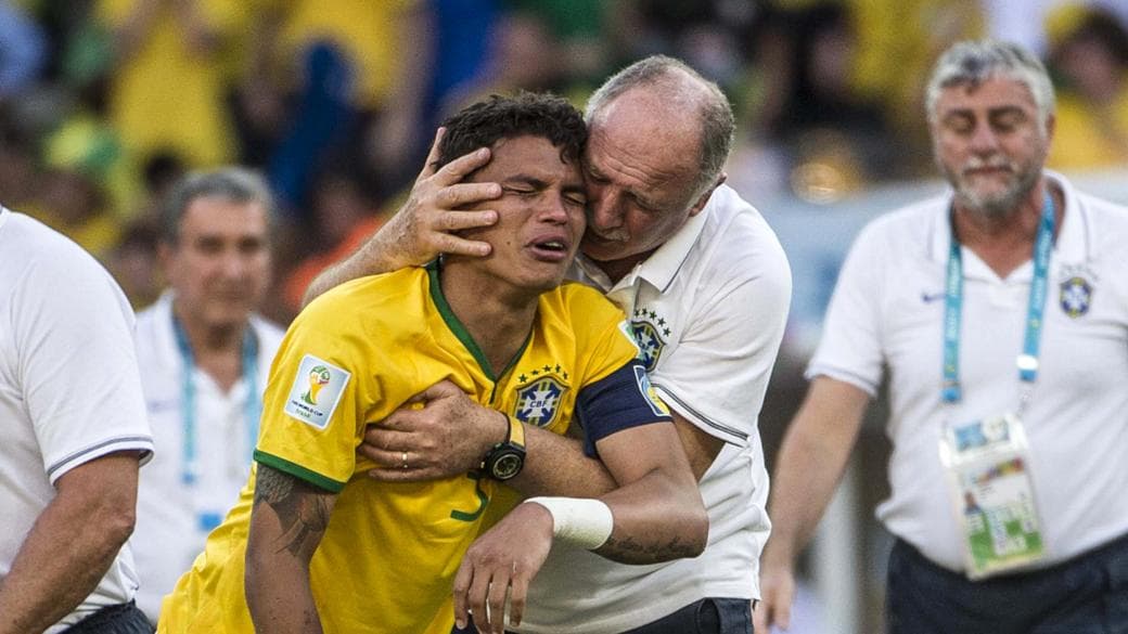 Thiago Silva e Luiz Felipe Scolari se abraçam ao final da partida contra o Chile no Mineirão
