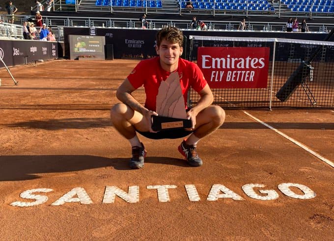 O tenista brasileiro Thiago Wild, de 19 anos, com a taça de campeão do ATP 250 de Santiago, no Chile