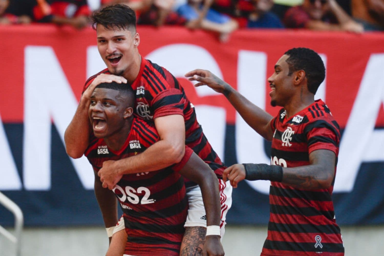 O zagueiro Thuler e os atacantes Lincoln e Vitinho comemoram gol do Flamengo contra a Chapecoense, no Maracanã, em partida do primeiro turno do Campeonato Brasileiro