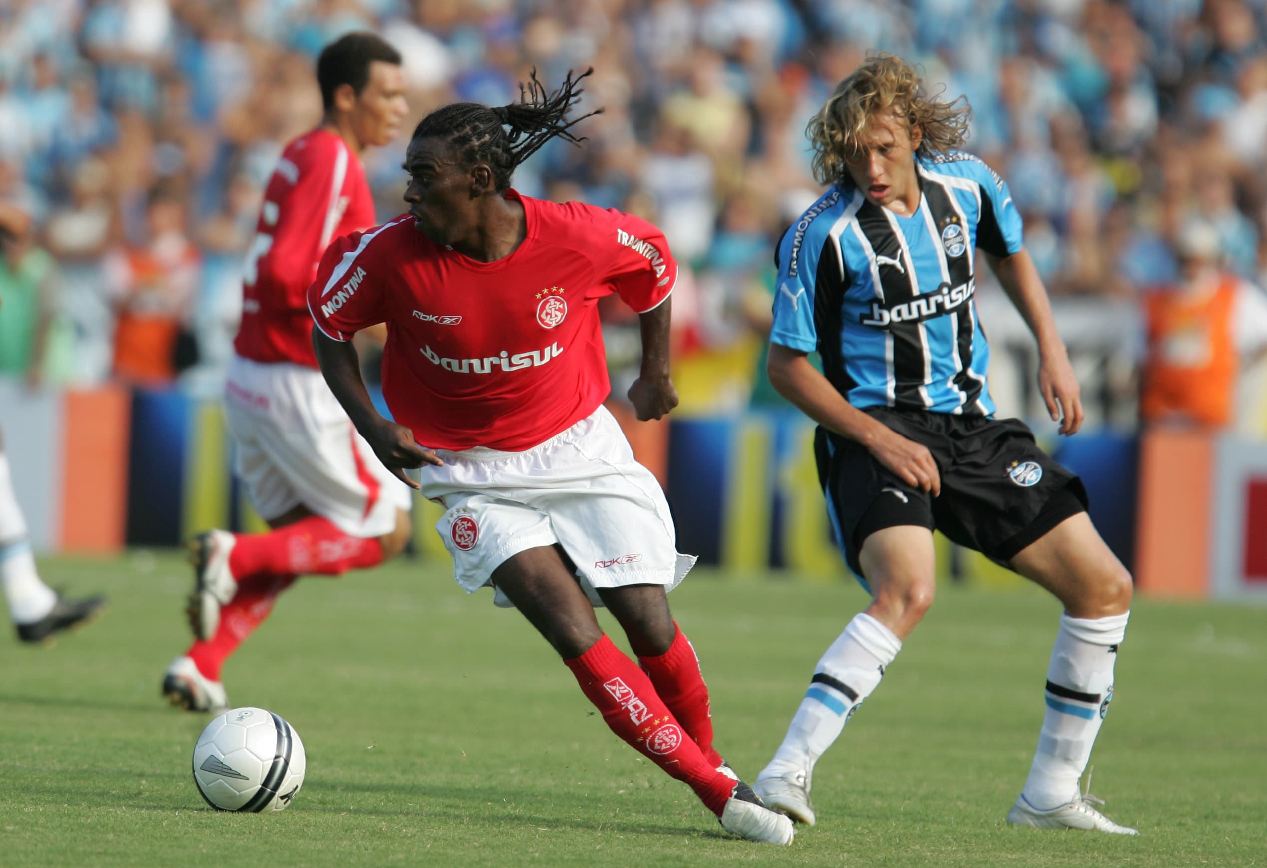 Tinga, do Internacional, durante o primeiro jogo da final contra o Grêmio pelo Campeonato Gaúcho, no Estádio Olímpico Monumental.