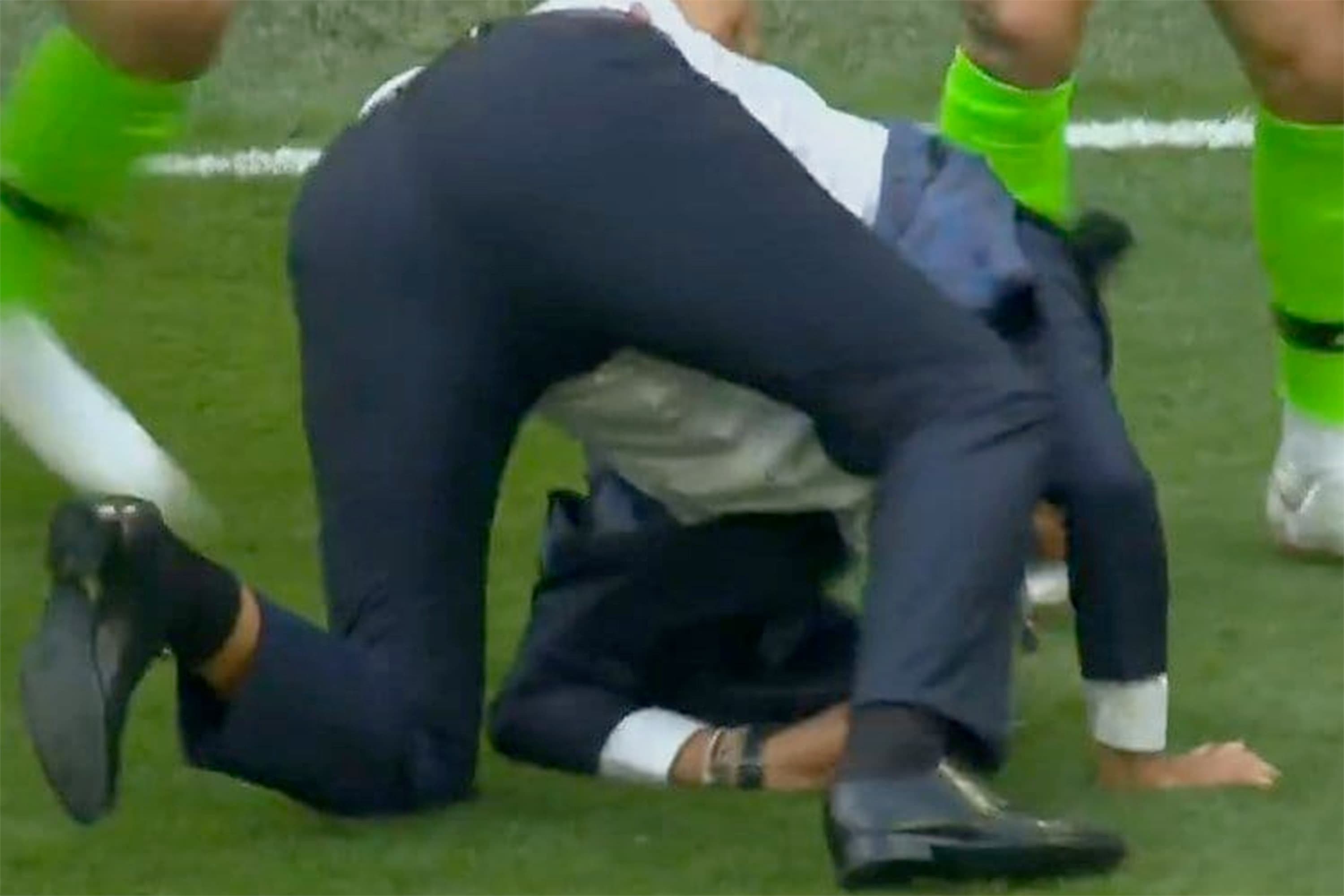 Tite cai comemorando gol do brasil contra costa rica
