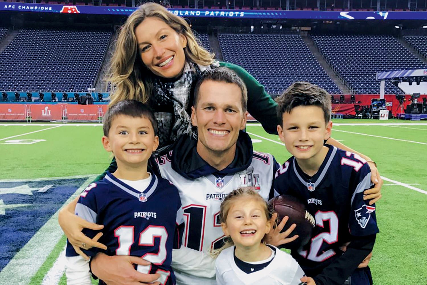 O MAIOR VENCEDOR - Brady, os filhos e a mulher: o quarterback de 41 anos disputará a nona final em dezoito anos de carreira