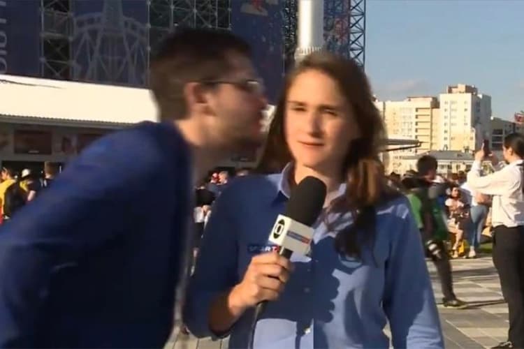 Torcedor tenta beijar repórter Julia Guimarães, da TV Globo durante uma transmissão ao vivo