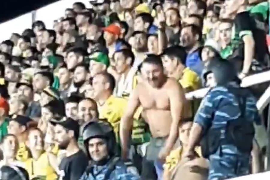 Torcedor faz gesto racista na Argentina