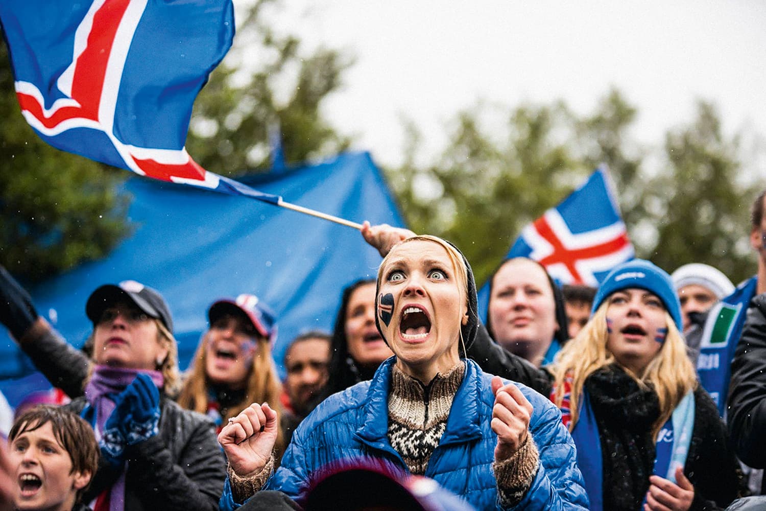 REiKJAVIK, 16 DE JUNHO – Apesar da chuva e do frio, mesmo no verão, milhares de torcedores celebraram nas ruas da capital o empate de 1 a 1 contra a Argentina