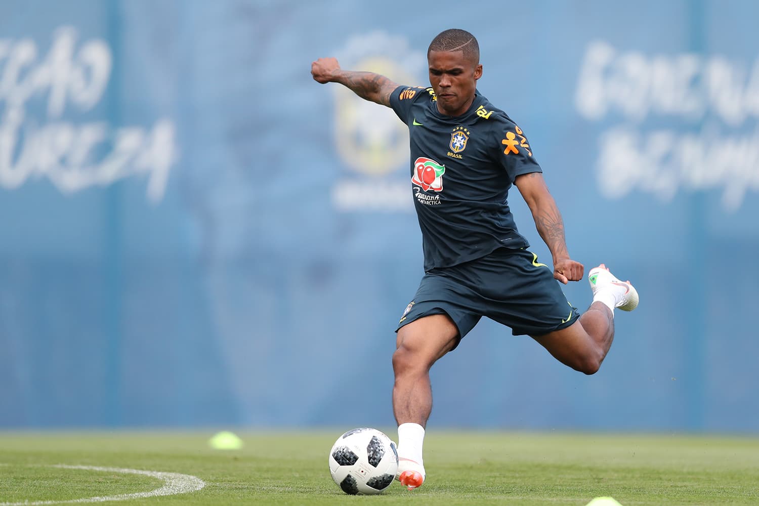 Douglas Costa durante treino em Sochi – 19/06/2018
