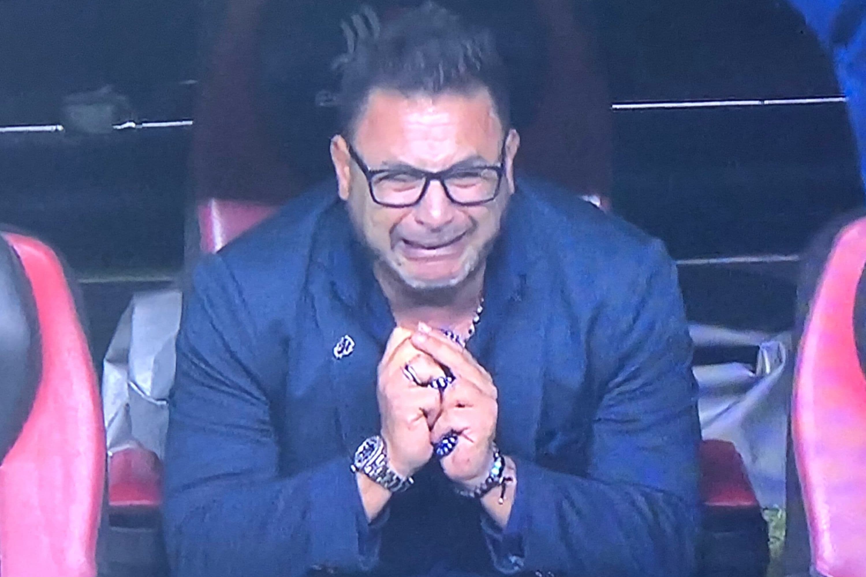Antonio “El Turco” Mohamed chora após cumprir promessa ao filho morto em acidente e conquistar o título do Campeonato Mexicano como técnico do Monterrey