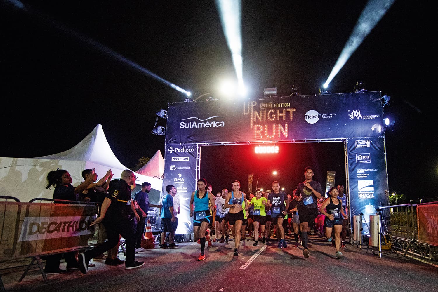 NOTÍVAGOS EM AÇÃO – Corrida noturna no Rio: o suor nas pistas é recompensado com música, dança e barra de cereais