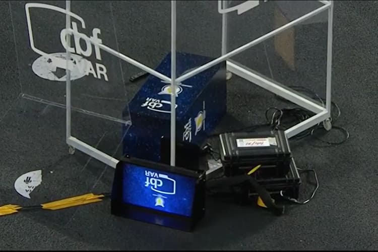 VAR caído ao chão após chute do goleiro Gatito, do Botafogo –