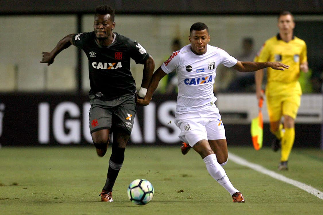 Lance na partida entre Santos e Vasco, na Vila Belmiro