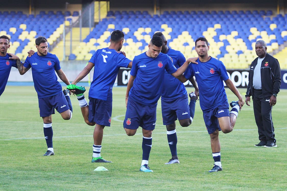 Jogadores do Vasco treinam no Estádio Municipal de Concepción, no Chile