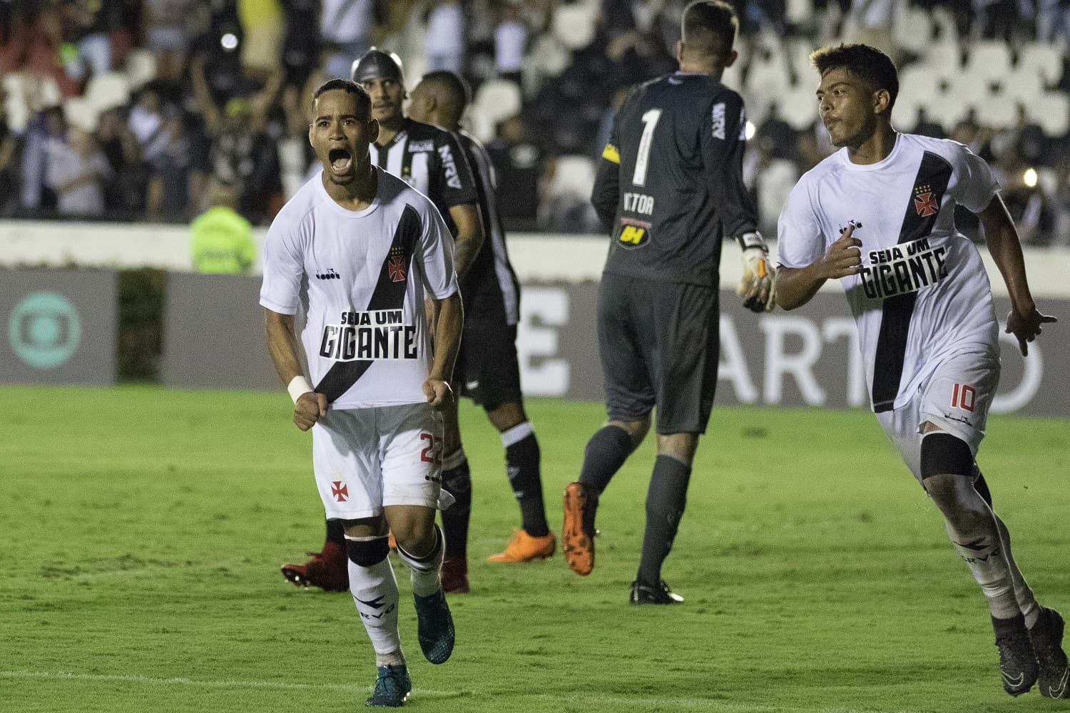 Comemoração do gol de Yago Pikachu, do Vasco – Partida entre Vasco e Atlético-MG, válido pela 1ª rodada do Campeonato Brasileiro – Série A, no estádio São Januário, no Rio de Janeiro, neste domingo (15). (Foto: /Eleven/Folhapress)