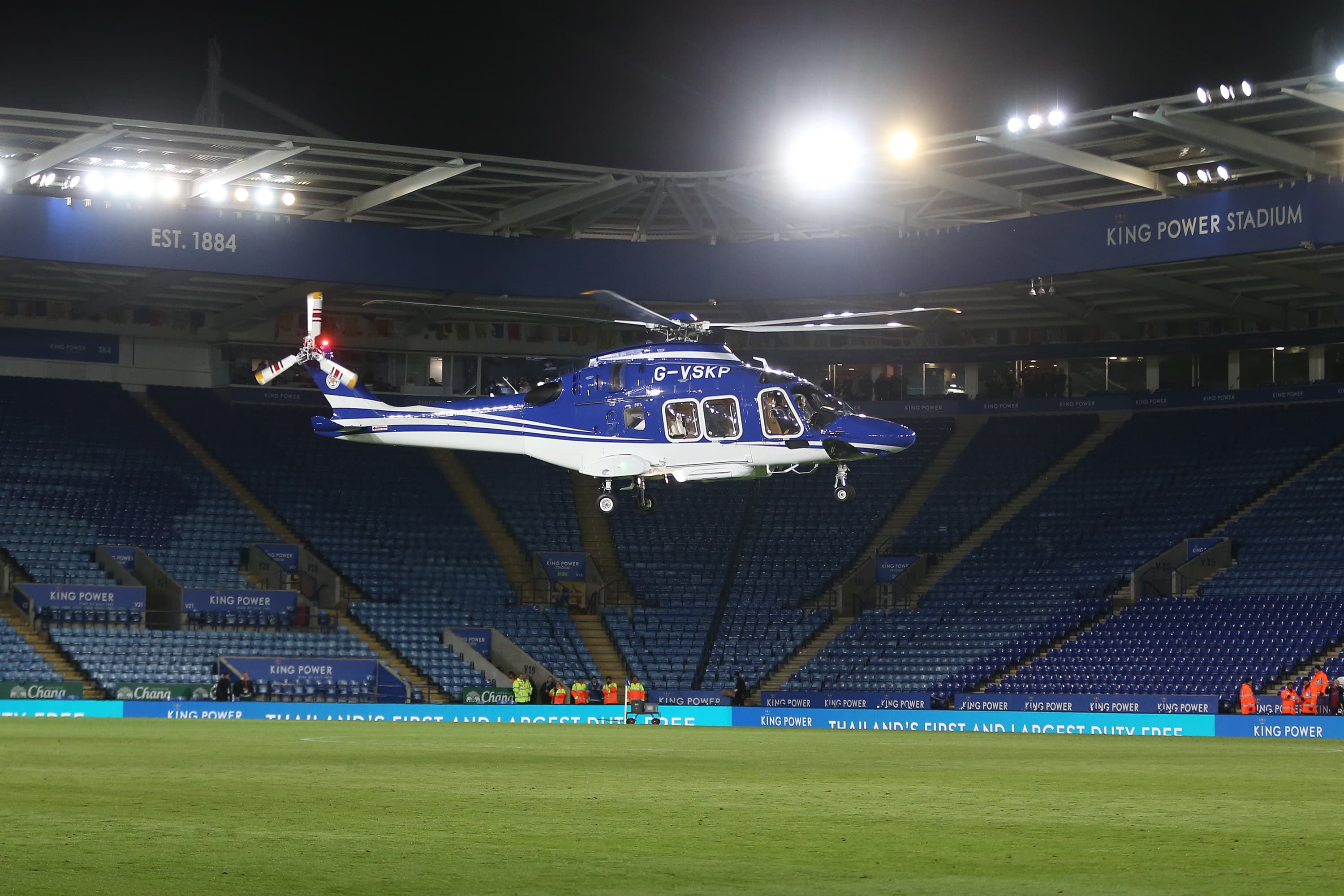 O helicóptero do proprietário do Leicester Vichai Srivaddhanaprabha pousa no gramado do estádio King Power no final do jogo contra o West Ham