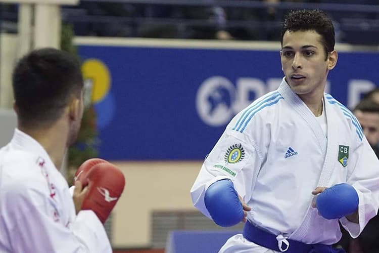 O atleta Vinicius Figueira em ação pelo karatê