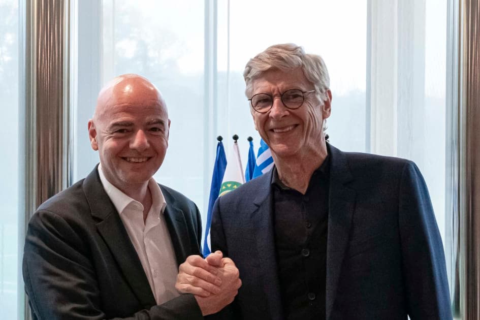 O técnico francês Arsene Wenger (à dir.) cumprimenta o presidente da Fifa, o ítalo-suíço Gianni Infantino