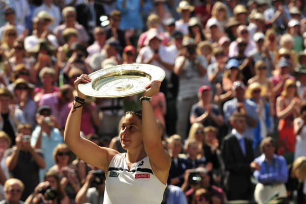 A francesa Marion Bartoli comemora o título de Wimbledon