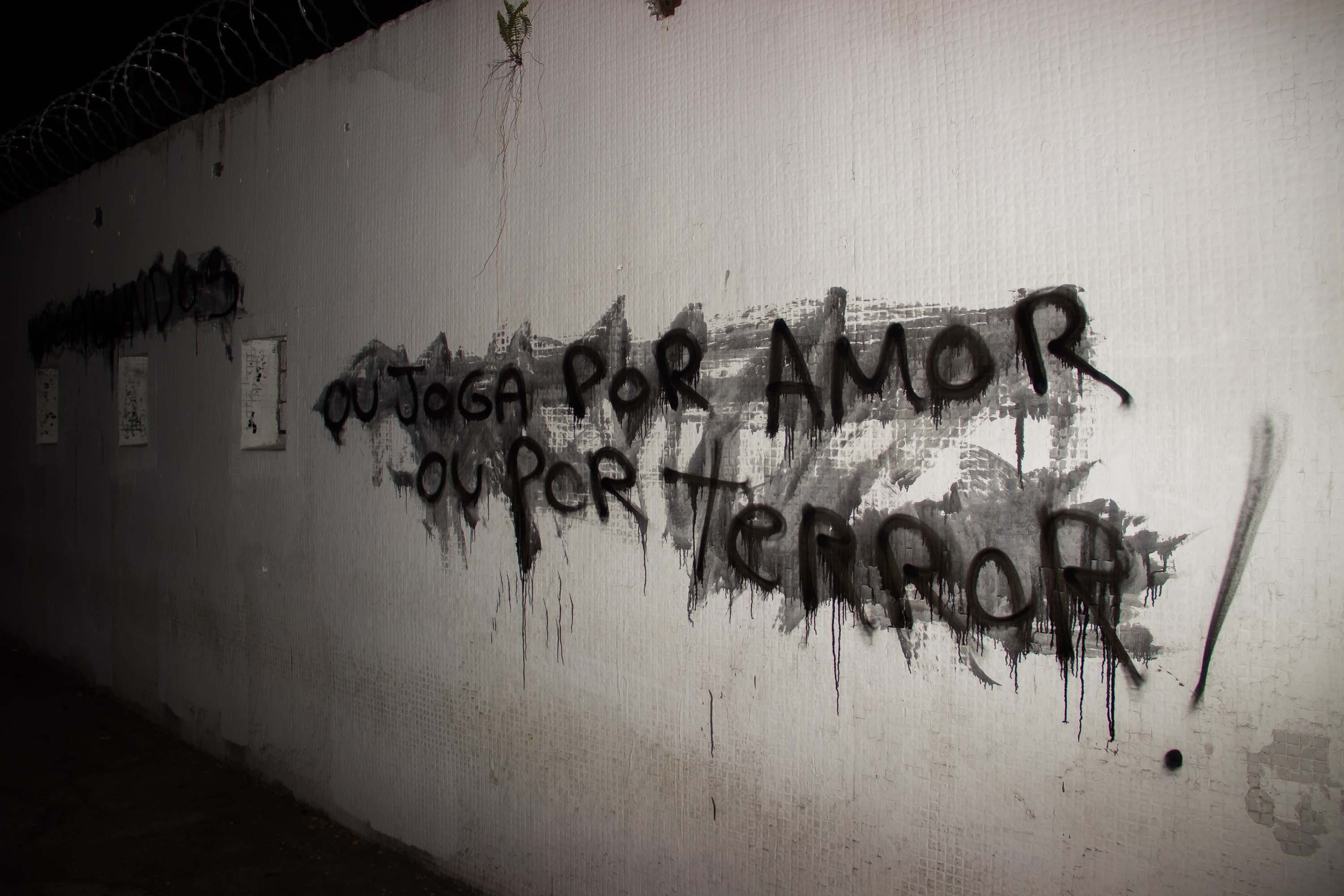 Muros do Parque São Jorge são pichados após derrota do Corinthians