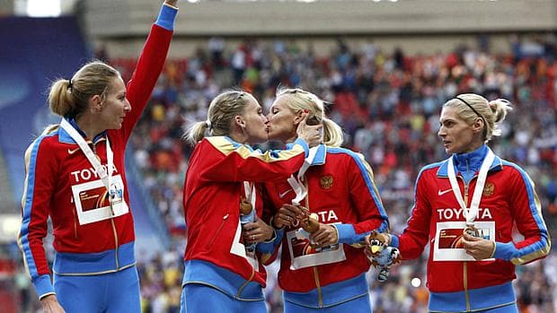 Atletas russas Kseniya Ryzhova e Tatyana Firova comemoram em grande estilo o ouro na prova 4x400m