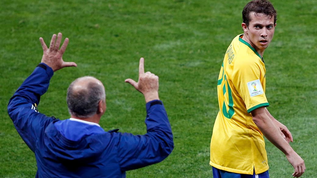 Felipão e Bernard na partida contra a Alemanha, em Minas Gerais