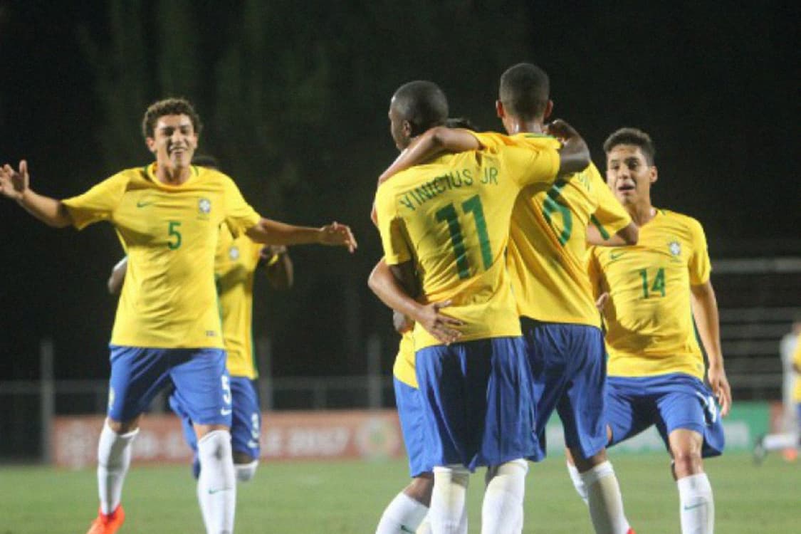 Seleção brasileira sub-17 comemora vitória contra a seleção peruana