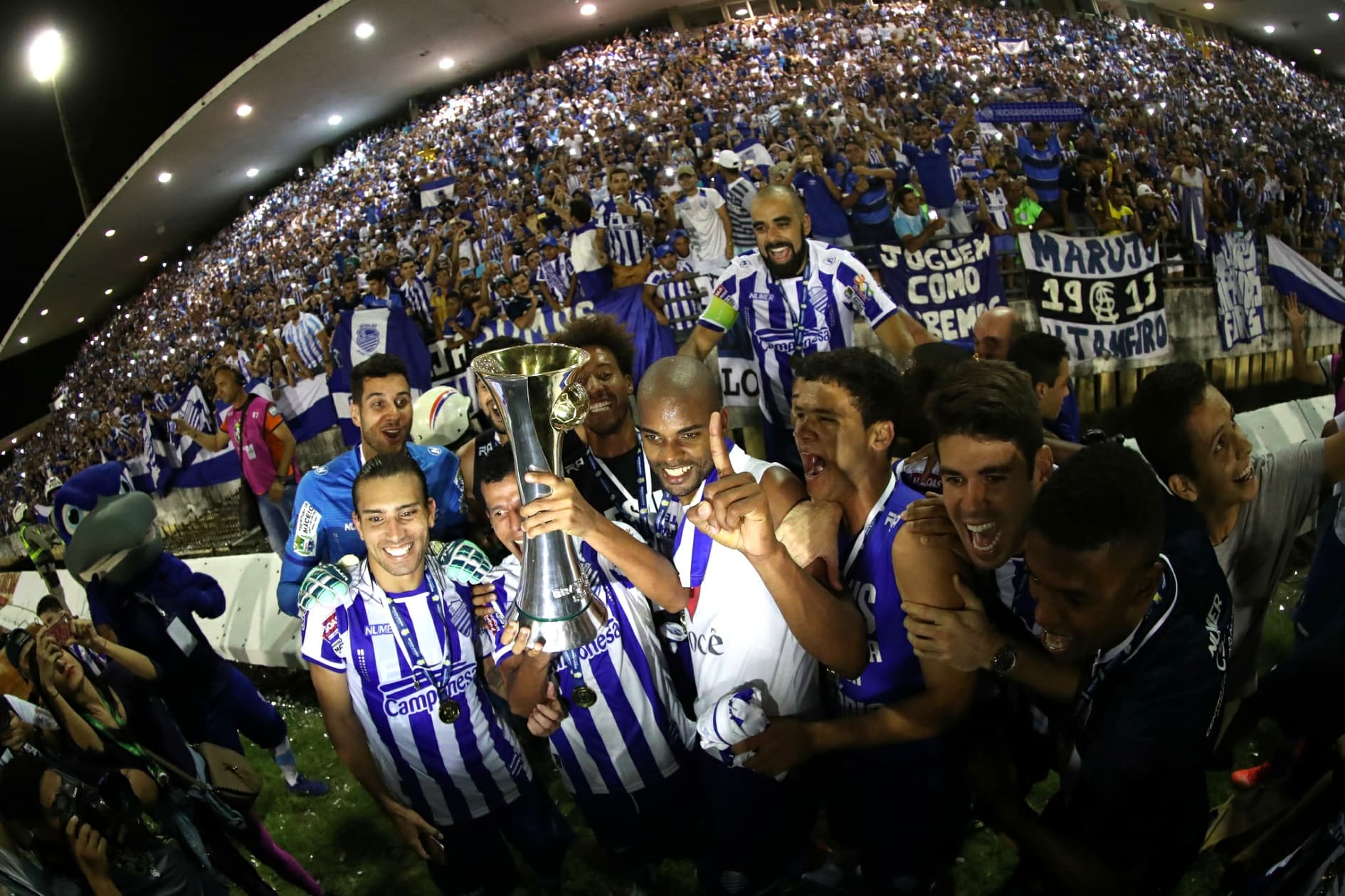 Jogadores do CSA comemoram a conquista do Campeonato Brasileiro da Série C