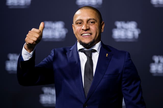 Roberto Carlos anuncia que será acionista de clube com Ronaldo