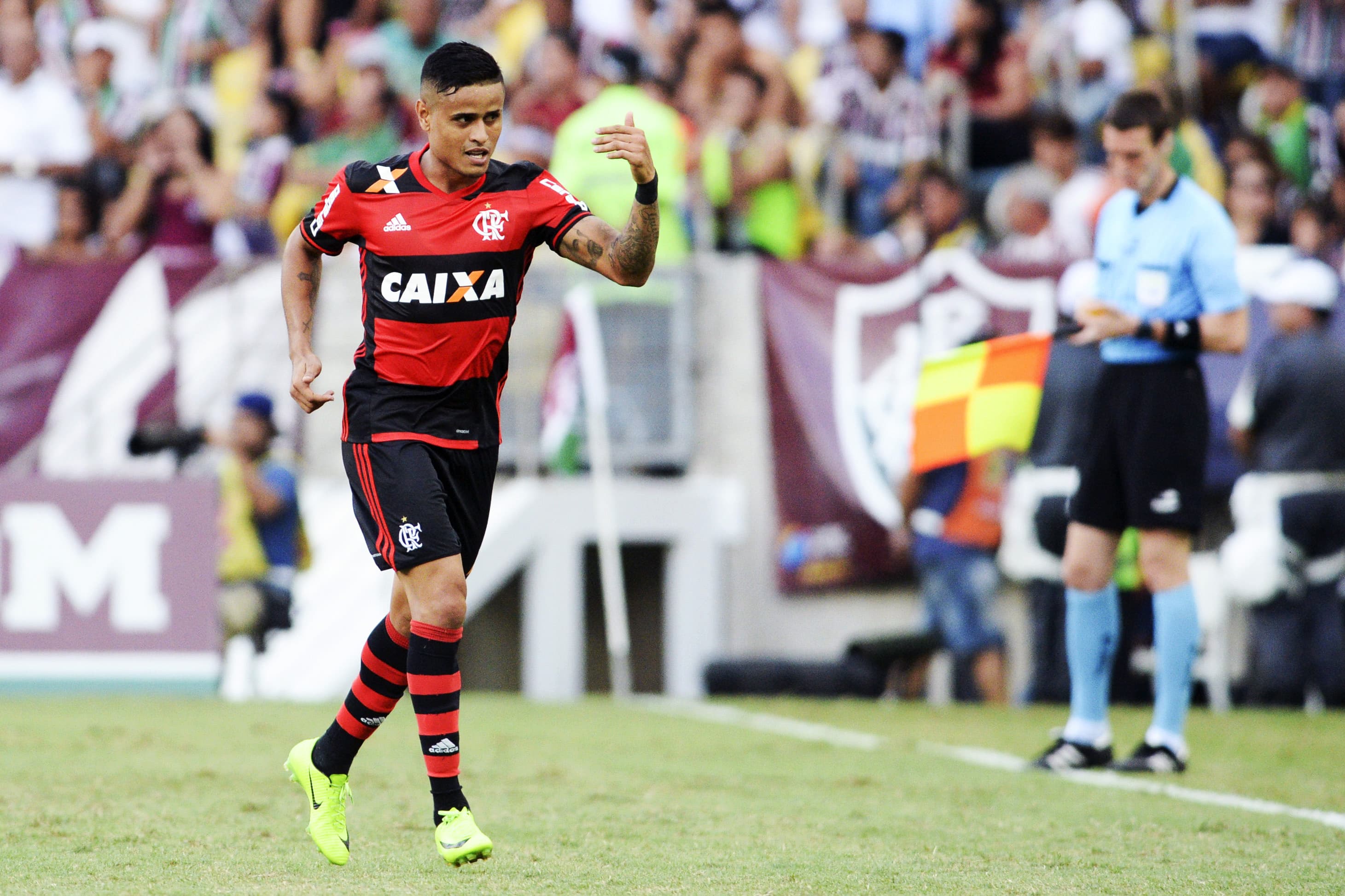 Éverton comemora gol do Flamengo contra o Fluminense, no primeiro jogo da final do Campeonato Carioca, no Maracanã