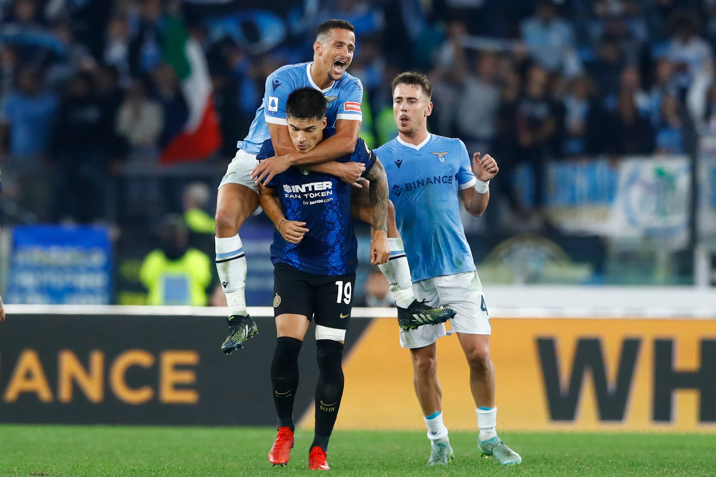 Luiz Felipe, da Lazio, celebrando vitória com Joaquin Correa, da Internazionale