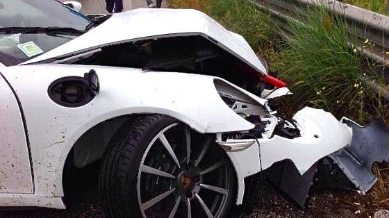 Porsche do zagueiro Henrique, ex-Palmeiras, que sofreu acidente nos arredores de Nápoles, onde joga atualmente