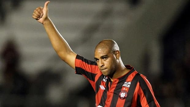 Adriano voltou aos gramados em vitória do Atlético-PR pela Libertadores
