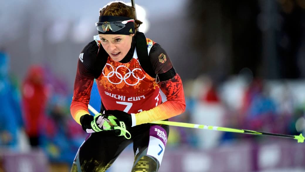 Evi Sachenbacher compete no biatlo com revezamento misto nos Jogos de Sochi-2014