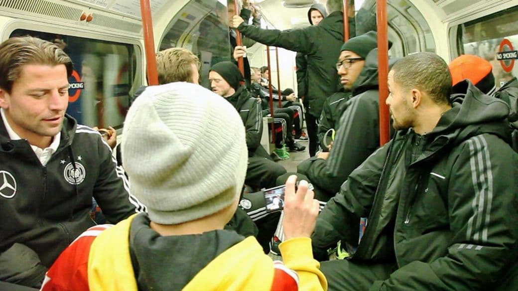 Seleção alemã no metrô de Londres, a caminho de Wembley