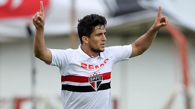 Aloísio comemora gol marcado no Internacional, durante partida válida pela 31ª rodada do Campeonato Brasileiro, realizada no estádio Centenário, em Caxias do Sul (RS)