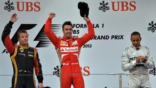 A partir da esquerda, Kimi Raikkonen, Fernando Alonso e Lewis Hamilton no pódio do GP da China