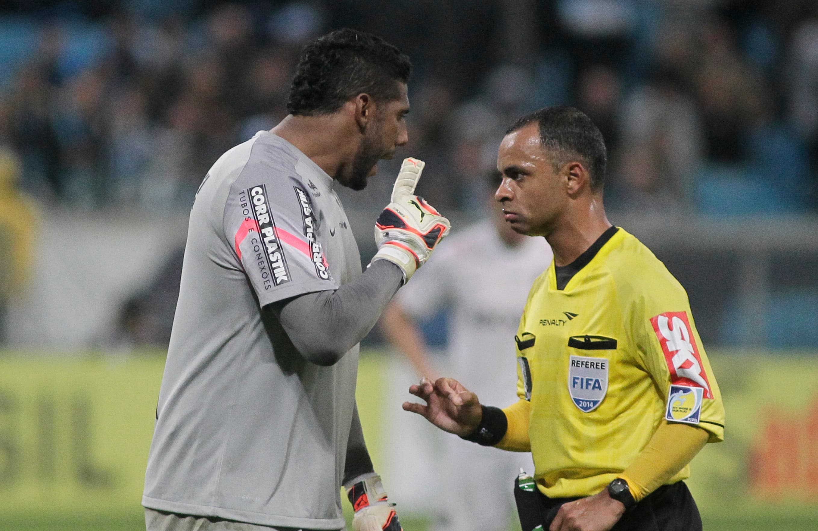 Árbitro Wilton Pereira Sampaio alterou o texto da súmula e inclui as ofensas contra o goleiro Aranha
