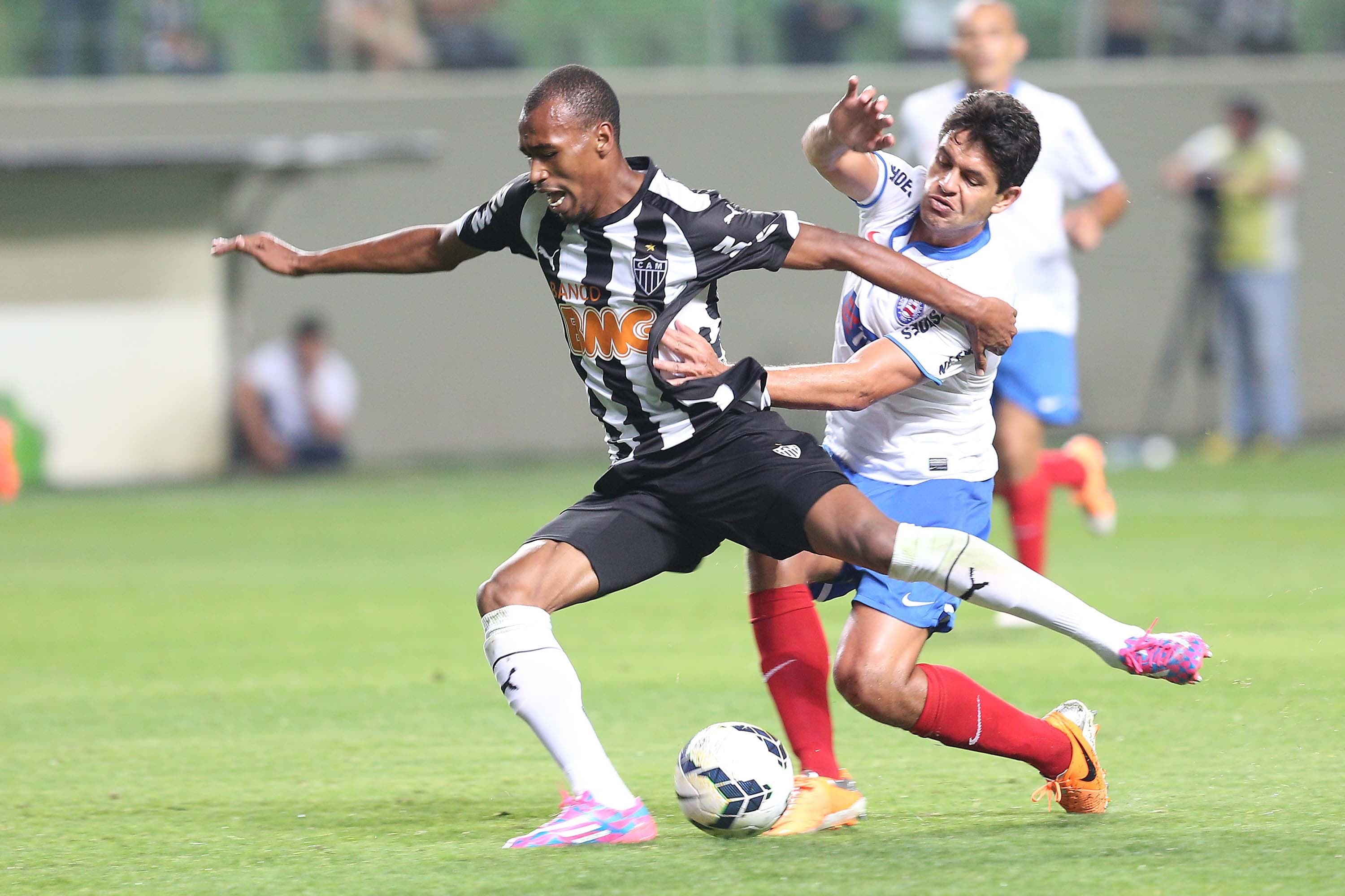 Jogadores de Atlético-MG e Bahia disputam a bola em jogo do Campeonato Brasileiro 2014 no Estádio Independência, em Belo Horizonte (MG)
