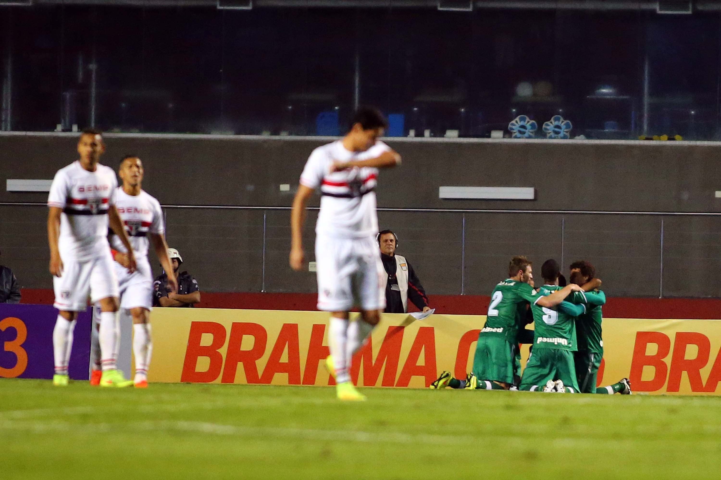 Jogadores da Chapecoense comemoram gol contra o São Paulo em partida válida pelo Campeonato Brasileiro 2014, no Morumbi