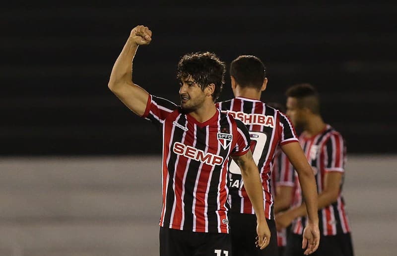 Alexandre Pato marcou, de pênalti, o gol da vitória tricolor