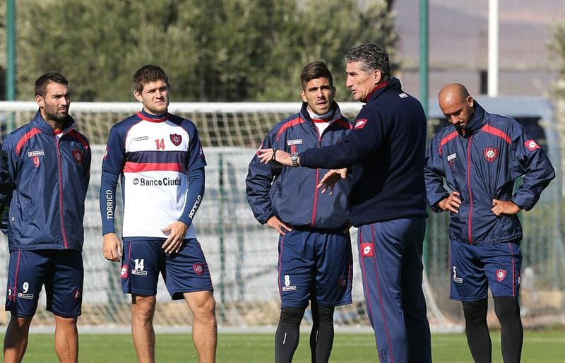 Técnico Edgardo Bauza orienta seus jogadores no último treino do San Lorenzo antes da estreia