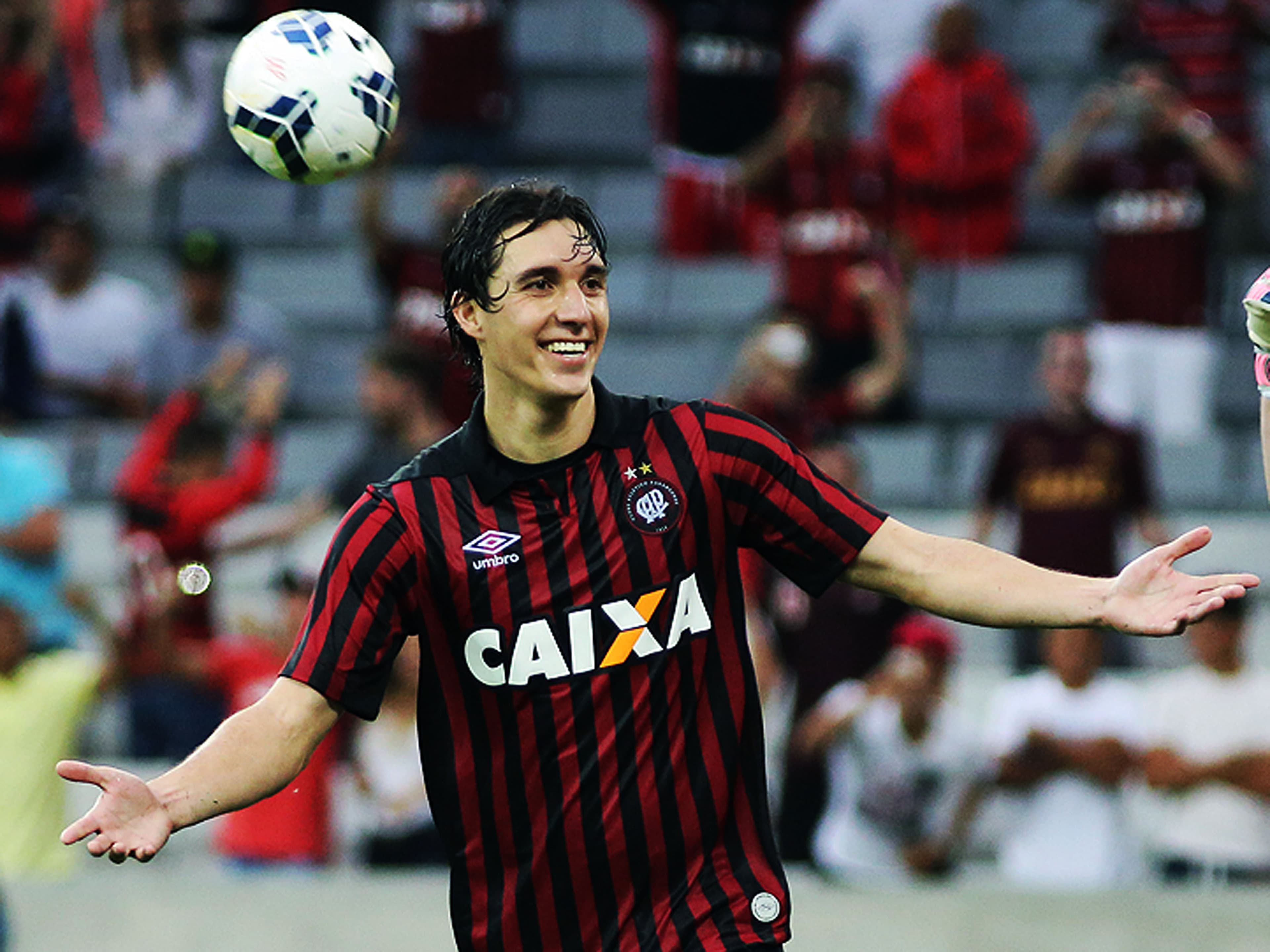 O jogador Cléo do Atlético PR comemora gol durante partida entre Atlético PR e Flamengo RJ válida pela Série A do Campeonato Brasileiro 2014, no Estádio Arena da Baixada, em Curitiba, PR, neste domingo (19)