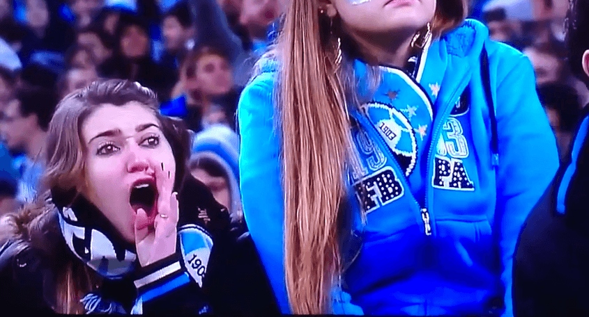 Torcedora do Grêmio é flagrada em ato de racismo contra o goleiro do Santos, Aranha, durante uma partida no Rio Grande do Sul