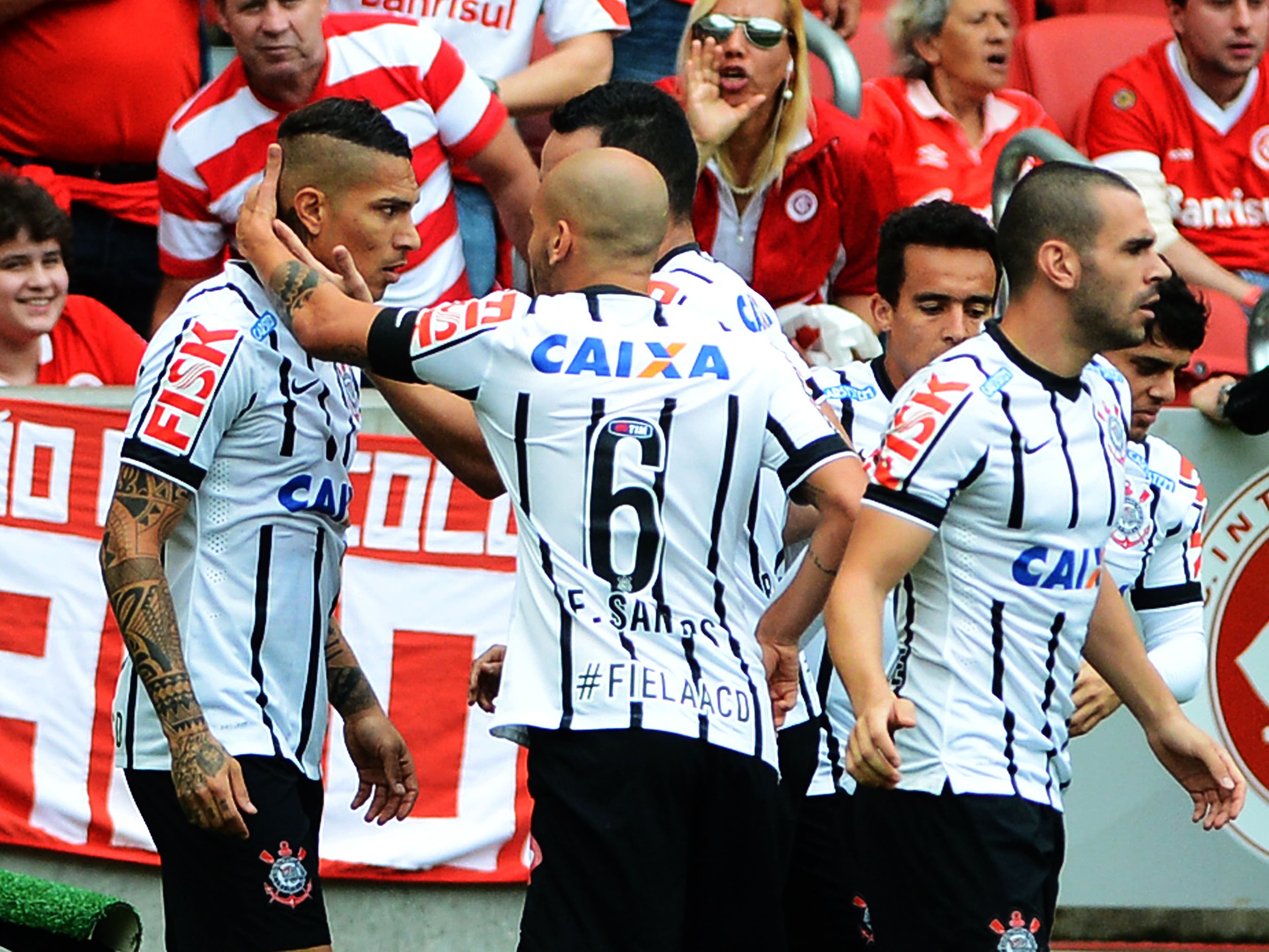 Paolo Guerrero, do Corinthians, comemora gol marcado contra o time do Internacional, em partida valida pela 29ª rodada, realizada no estádio do Beira-Rio