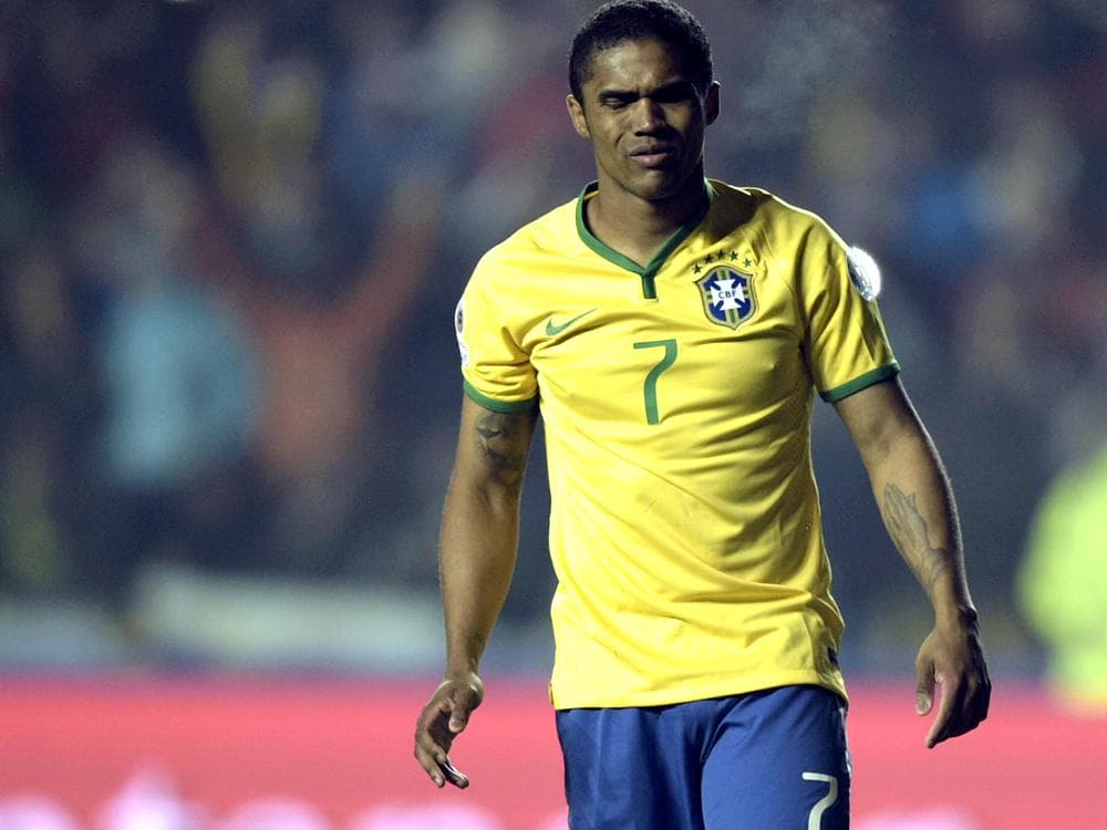 Douglas Costa desperdiçou sua cobrança na decisão por pênaltis diante do Paraguai, em Concepción
