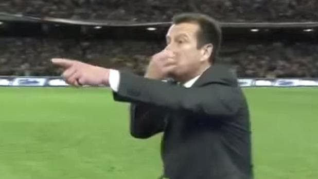 Dunga discute com massagista da Argentina e passa a mão no nariz no fim do jogo em Pequim