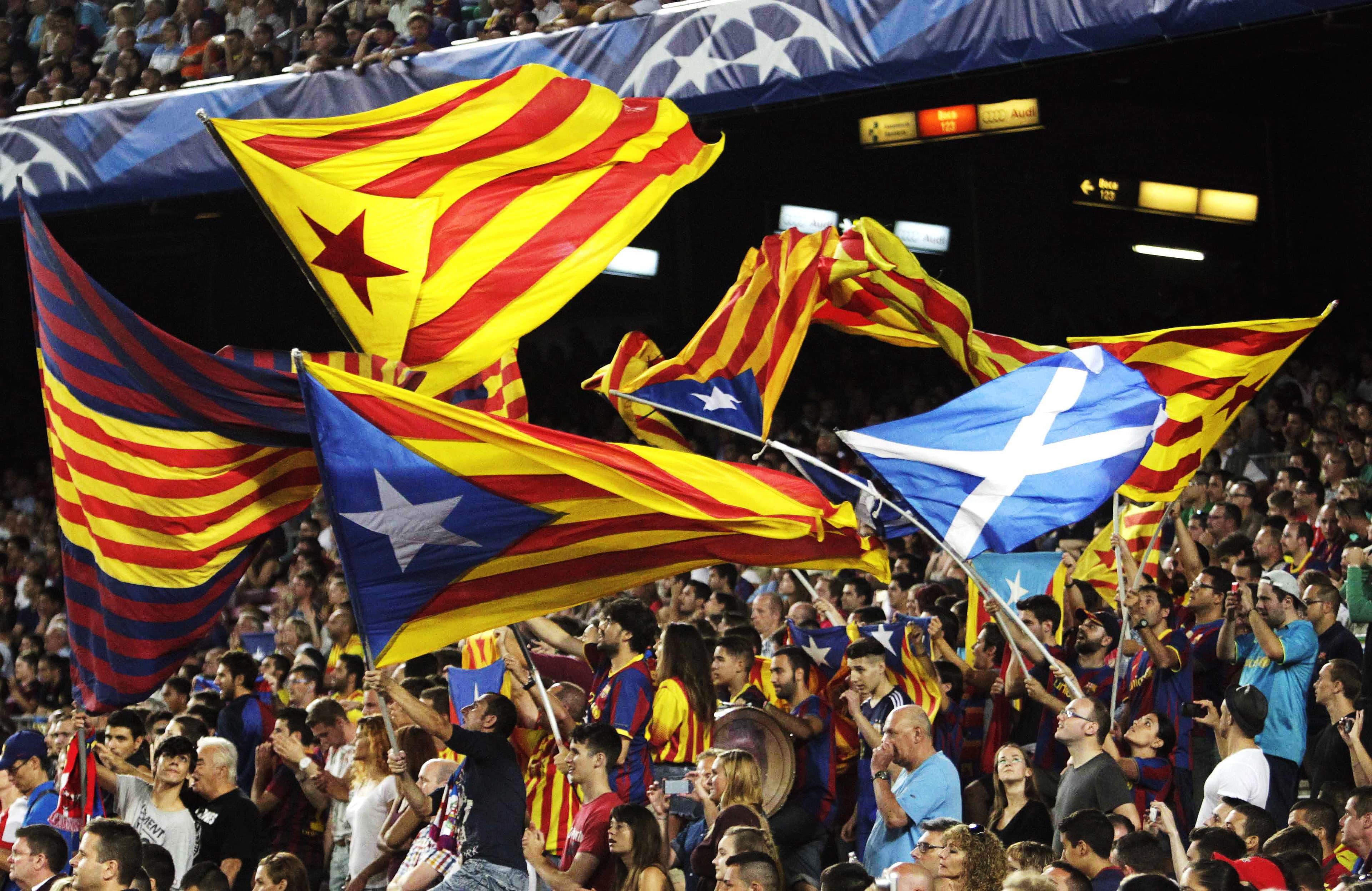 Bandeiras da Catalunha na torcida do Barcelona durante partida da Liga dos Campeões, no mês passado, no Camp Nou
